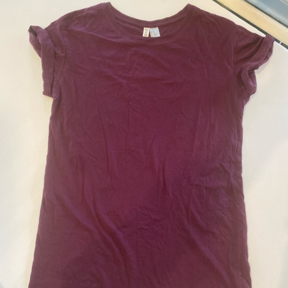 H&M DIVIDED BURGUNDY SHORT SLEEVED BASIC T SHIRT SIZE EXTRA SMALL
